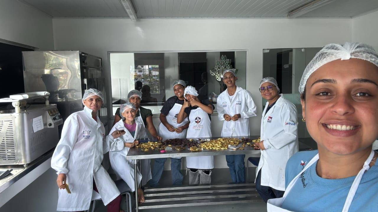 Estudantes intensificam produção de Ovo de Páscoa na Escola-Fábrica de Chocolate