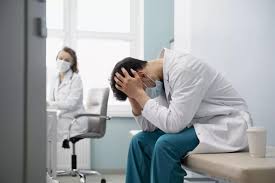 ​Quem cuida de quem cuida? Quase metade dos médicos de UTI apresenta alto esgotamento emocional