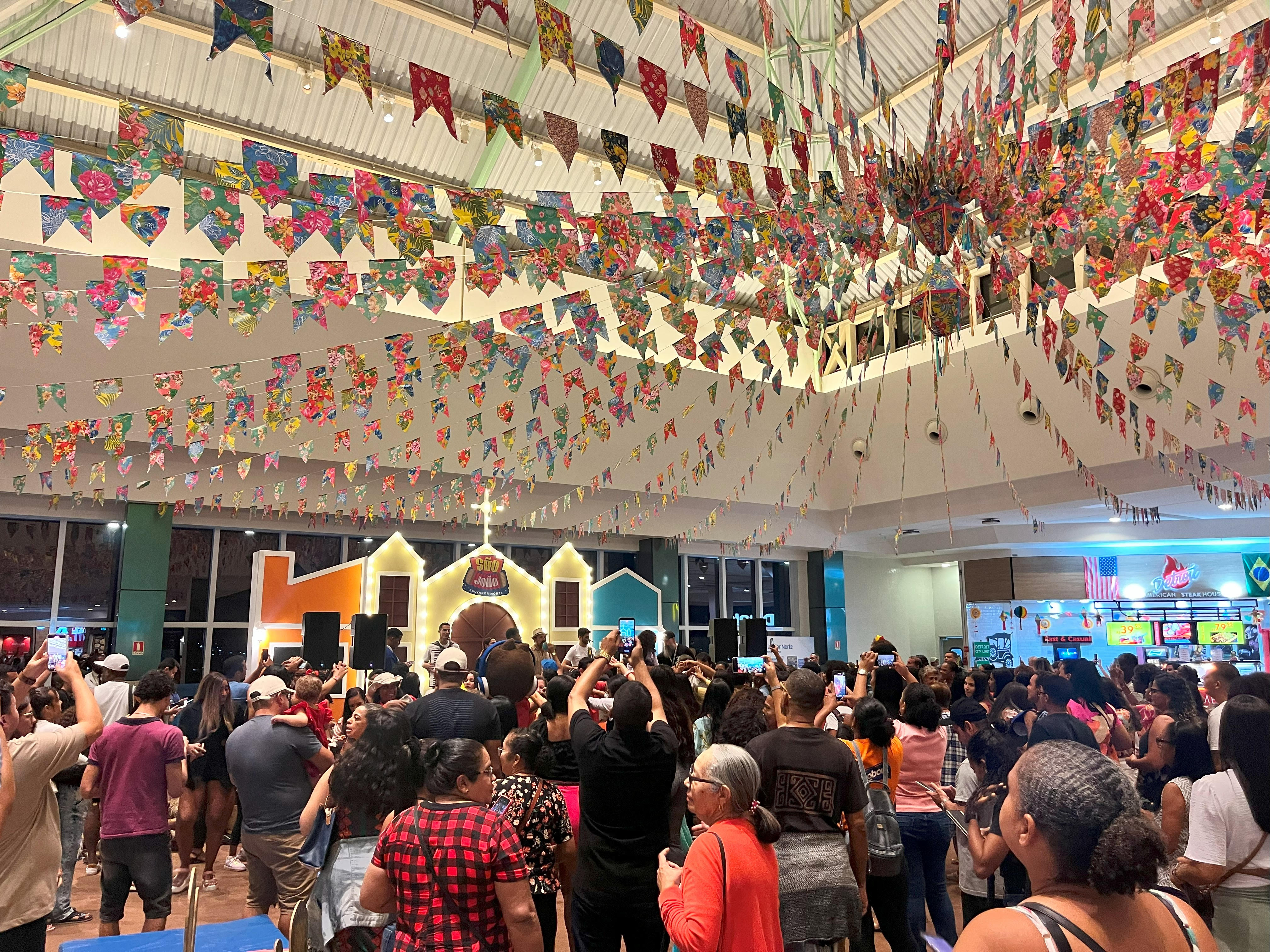 Comidas típicas e forró na Vila Junina
