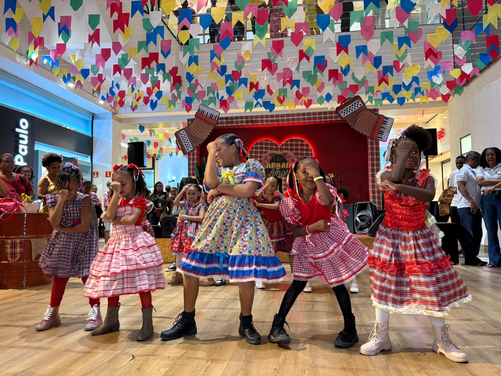 Shopping Center Lapa realiza oficina gratuita e parada junina para crianças