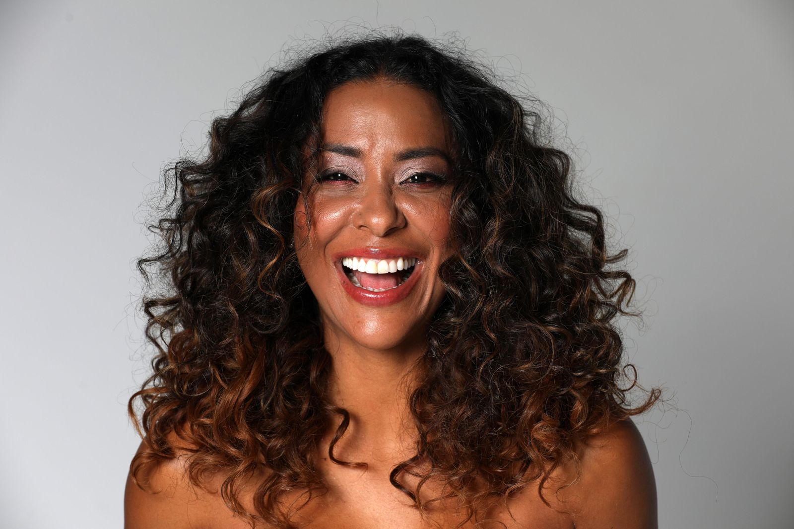 Ana Mametto se apresenta em evento da “Lavagem da Madeleine” em Paris