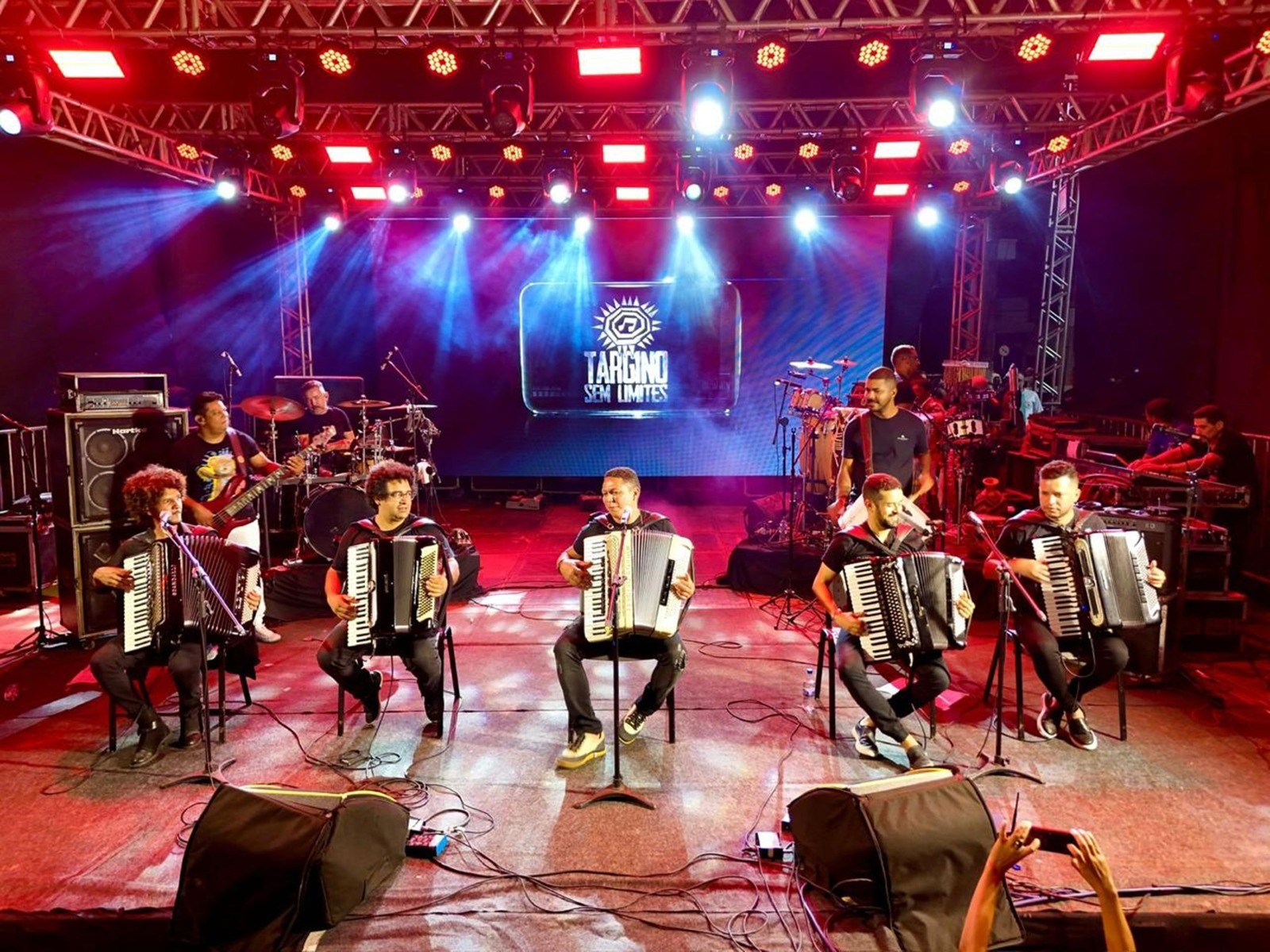 Shows, arrastões e aulas de forró agitando festival em Itacaré