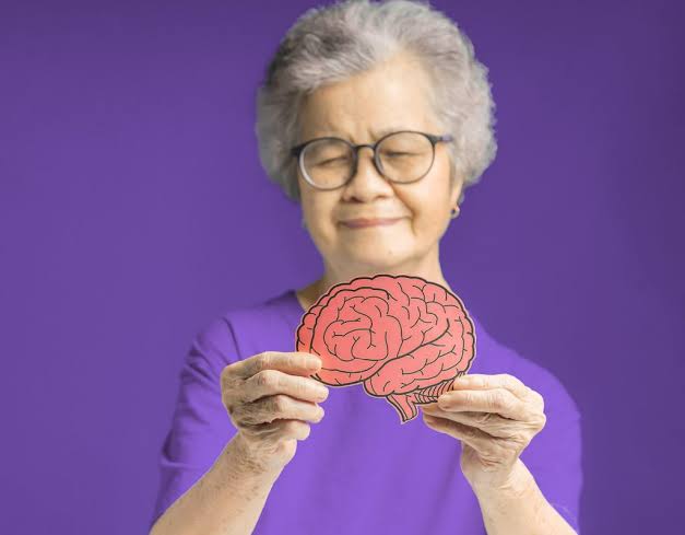 Mulheres representam dois em cada três casos de Alzheimer e diferença ainda desafia a ciência