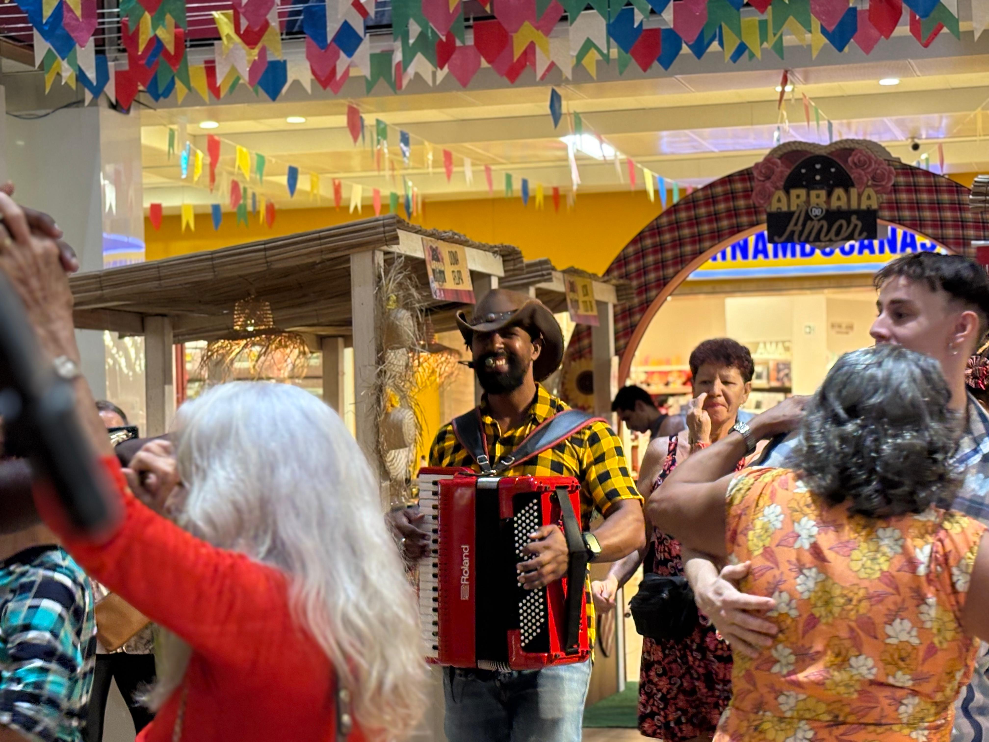 ​Arraiá do Amor do Shopping Center Lapa tem samba junino, arrasta-pé e Forrock
