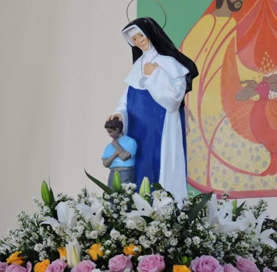 ​Festa de Santa Dulce reúne caminhada, celebrações e tributo musical em Salvador