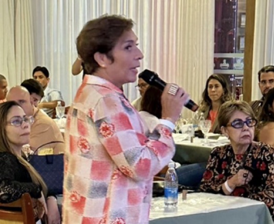​Feira de Santana recebe experiência “A Voz de Salto Alto” com Dina Rachid no próximo dia 27
