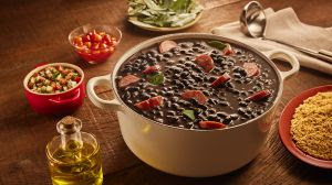 Dia da Feijoada: um dos sabores mais emblemáticos do Brasil ganha destaque em 23 de abril