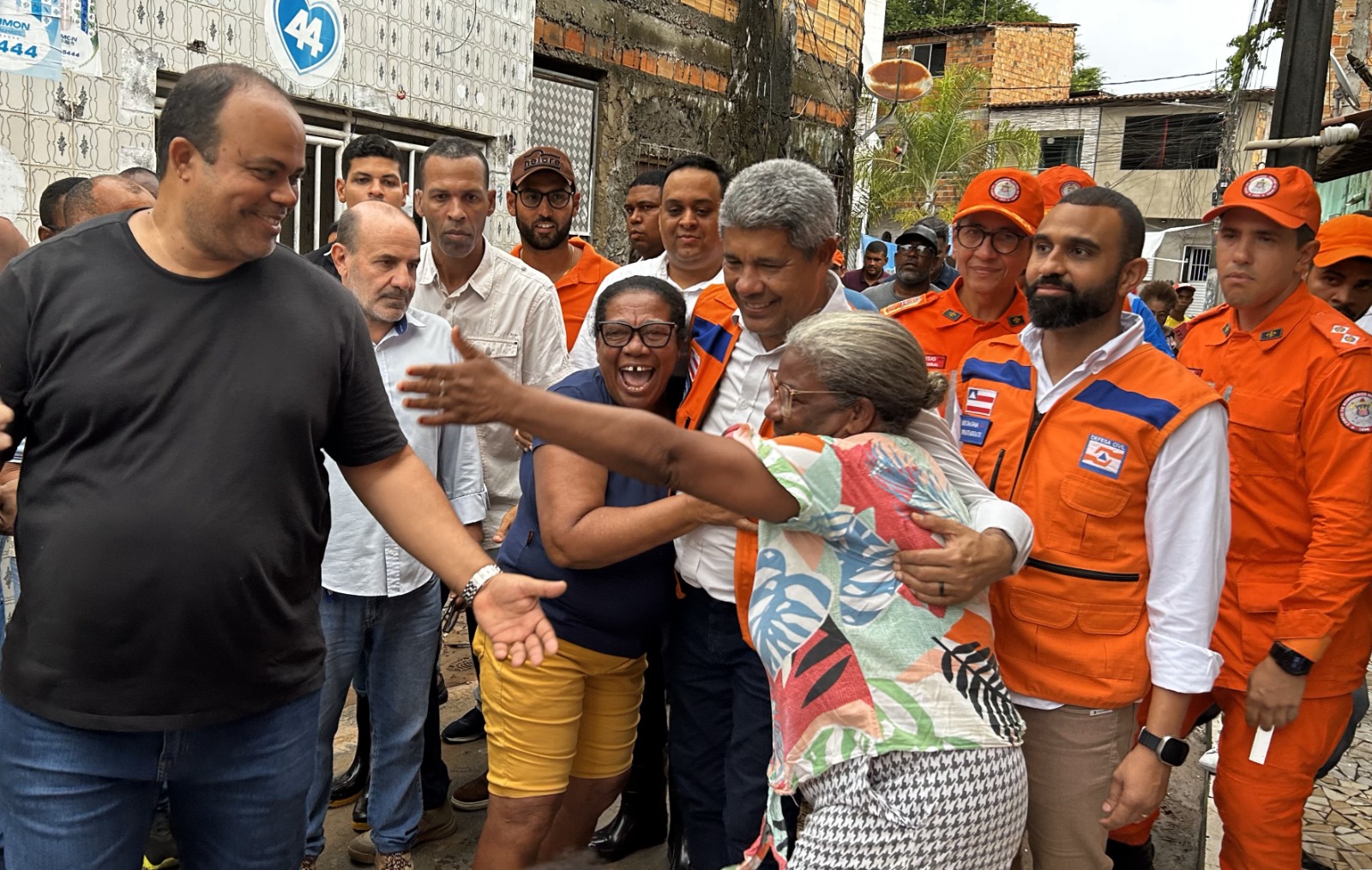 ​Governador Jerônimo Vistoria Áreas Alagadas em Santo Amaro e Entrega Ajuda Humanitária a Famílias Afetadas