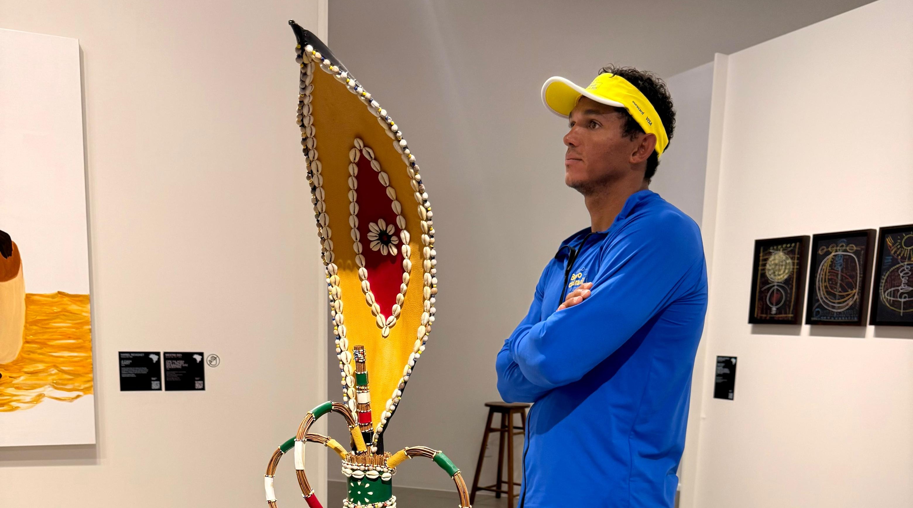 Medalhista olímpico Isaquias Queiroz visita exposição artística