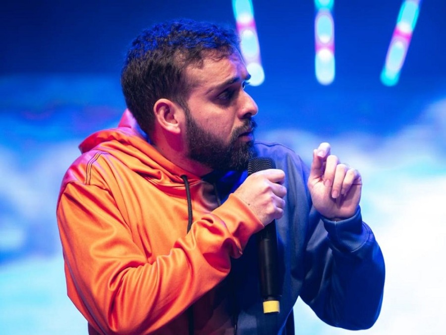 Ítalo Sena apresenta o stand-up “Duas Conversas” em Camaçari