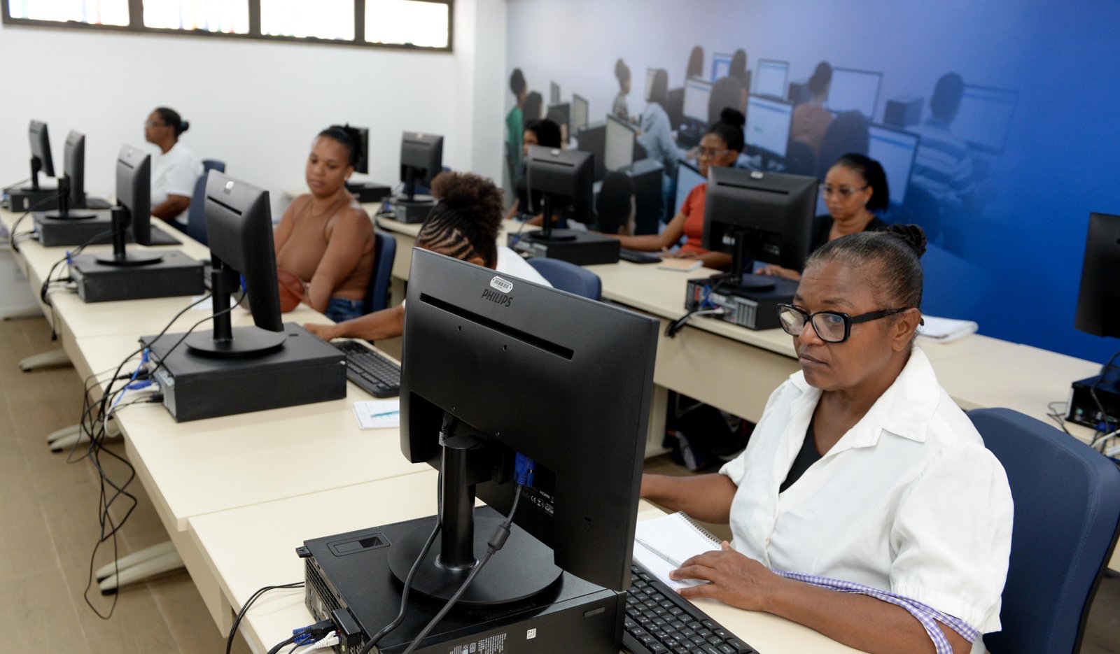 ​Salvador inicia cursos gratuitos de informática e inteligência artificial em unidades do CRAS