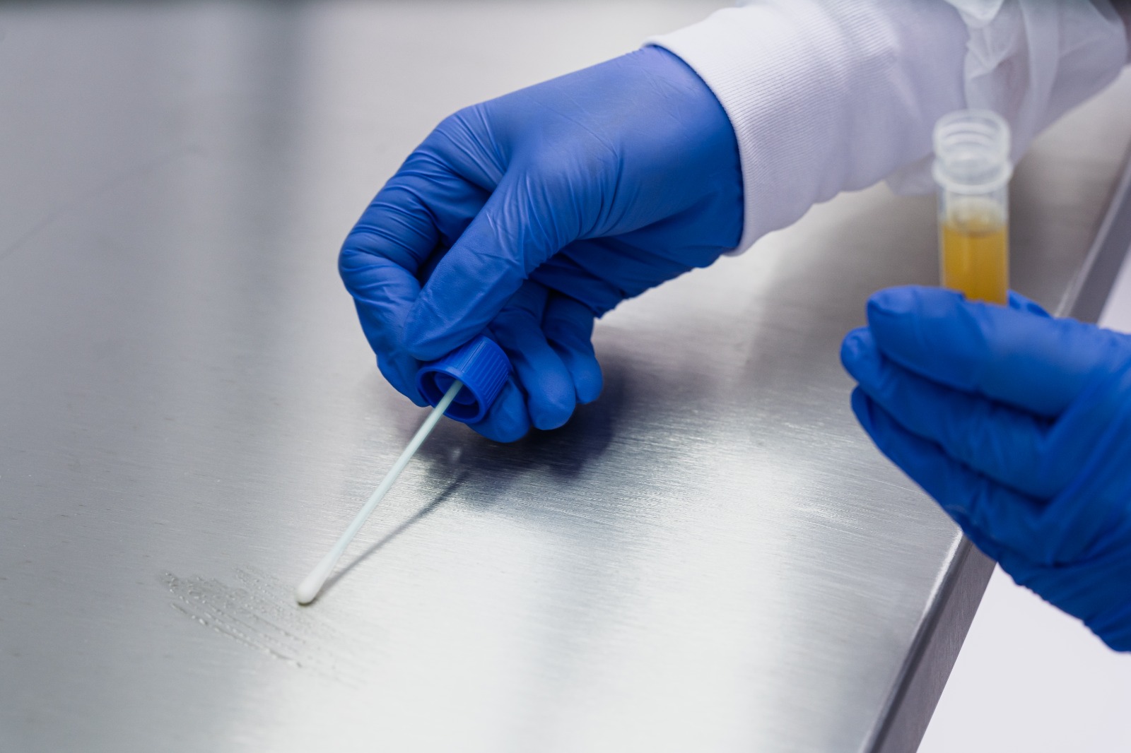 ​Controle microbiológico é aliado silencioso da segurança dos produtos que chegam ao consumidor