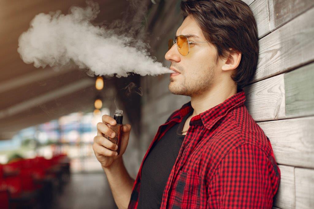 Cigarros eletrônicos têm níveis de concentração de nicotina maiores que o cigarro convencional