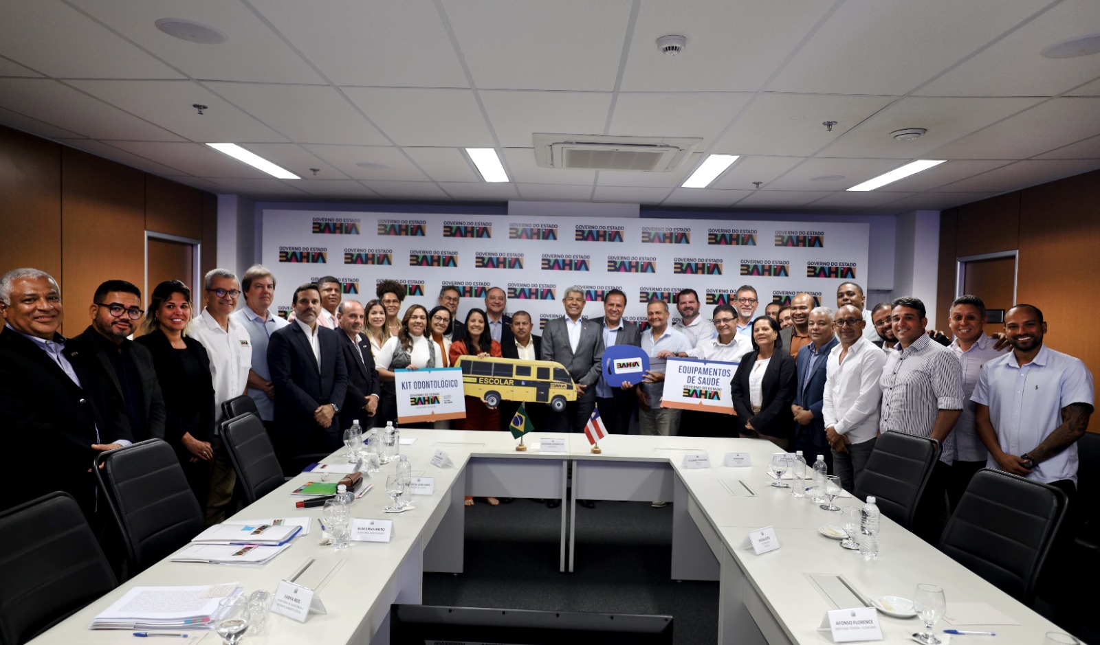 Jerônimo Rodrigues Entrega Ambulância, Kits de Saúde e Ônibus Escolar a Pojuca em Reunião com o Prefeito Luizinho Trinchão