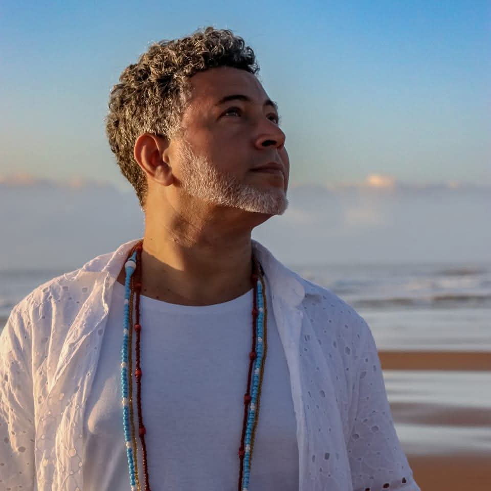 Carlos Barros celebra os 60 anos de carreira de Maria Bethânia com show