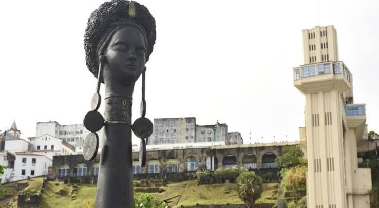 ​Mulheres negras ocupam a Praça Maria Felipa em noite de música, memória e ancestralidade