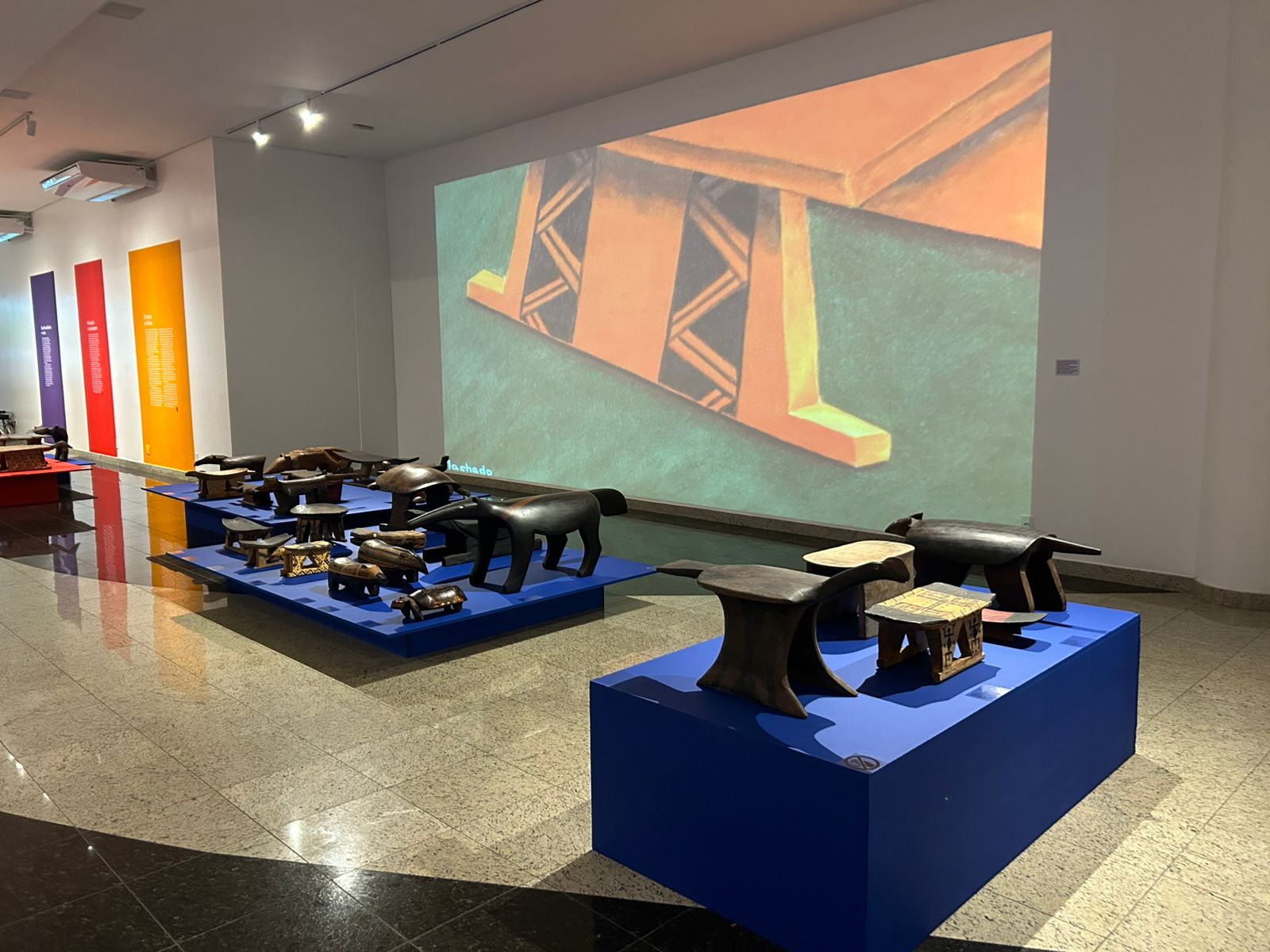 ​MAB recebe exposição com 100 bancos cerimoniais de 39 etnias indígenas brasileiras