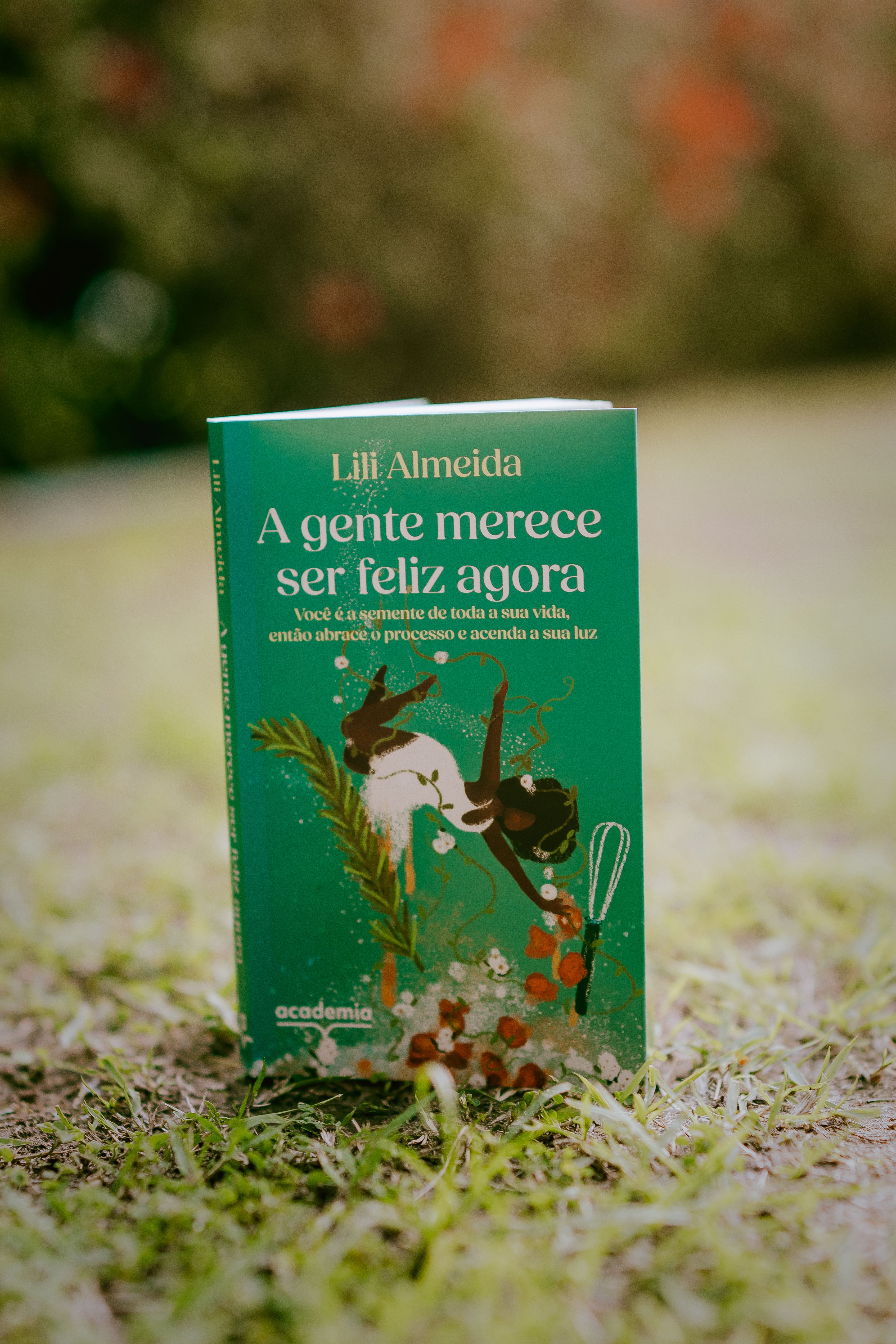 Lili Almeida lança primeiro livro e reafirma o poder da positividade: 'A Gente Merece Ser Feliz Agora’
