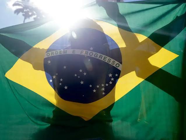 Crônicas de um Brasil que vive com o coração na mão