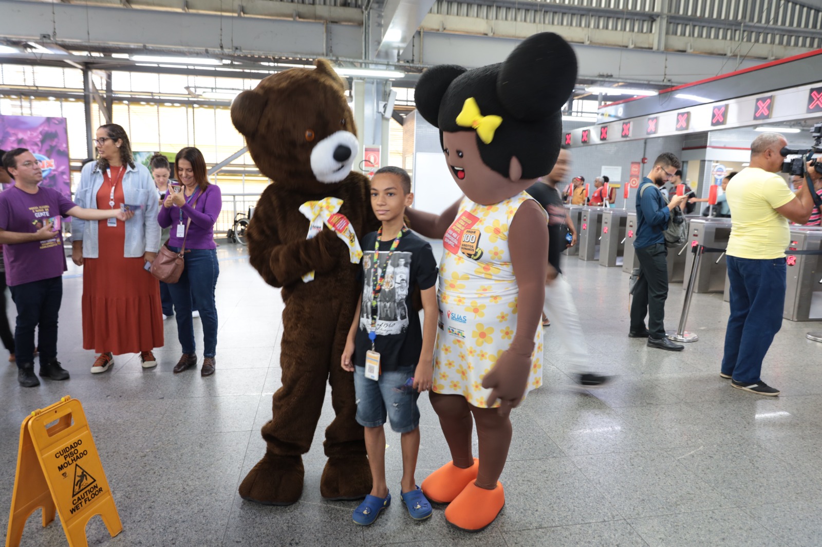 Maio Laranja conscientiza sobre violação de direitos de crianças e adolescentes com ações no metrô de Salvador