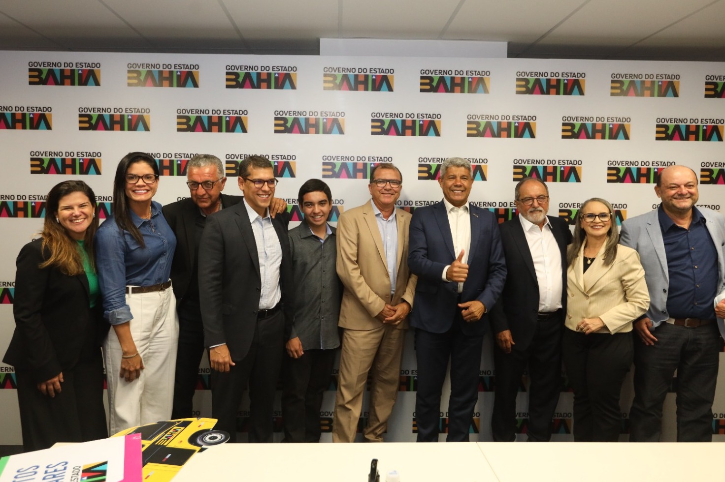 ​Governo do Estado Entrega Ambulância, Ônibus Escolar e Equipamentos de Saúde para Itapetinga