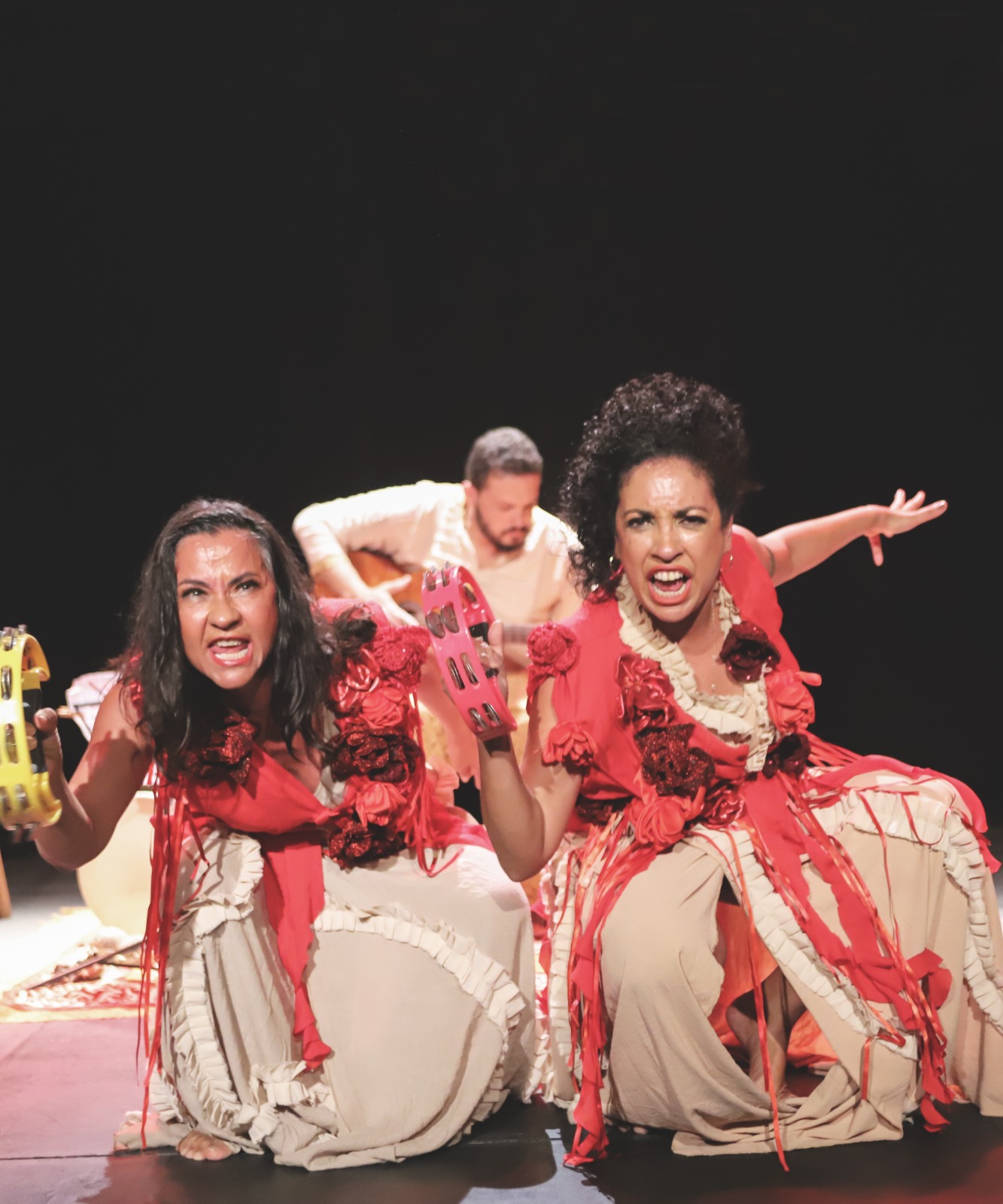Sonora Poesia & Outros Baratos transforma versos no Teatro Gamboa
