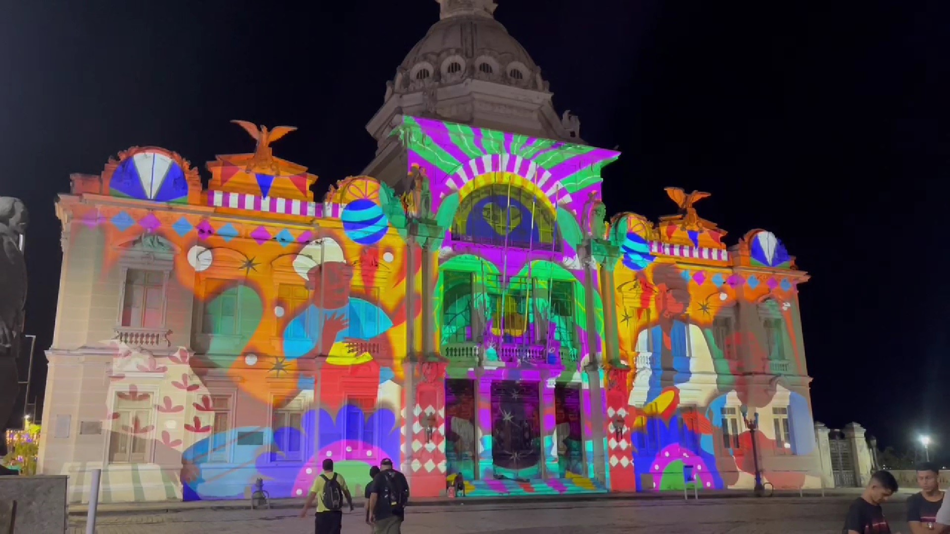 Parada Natalina e Casa do Papai Noel encantam Salvador com magia natalina
