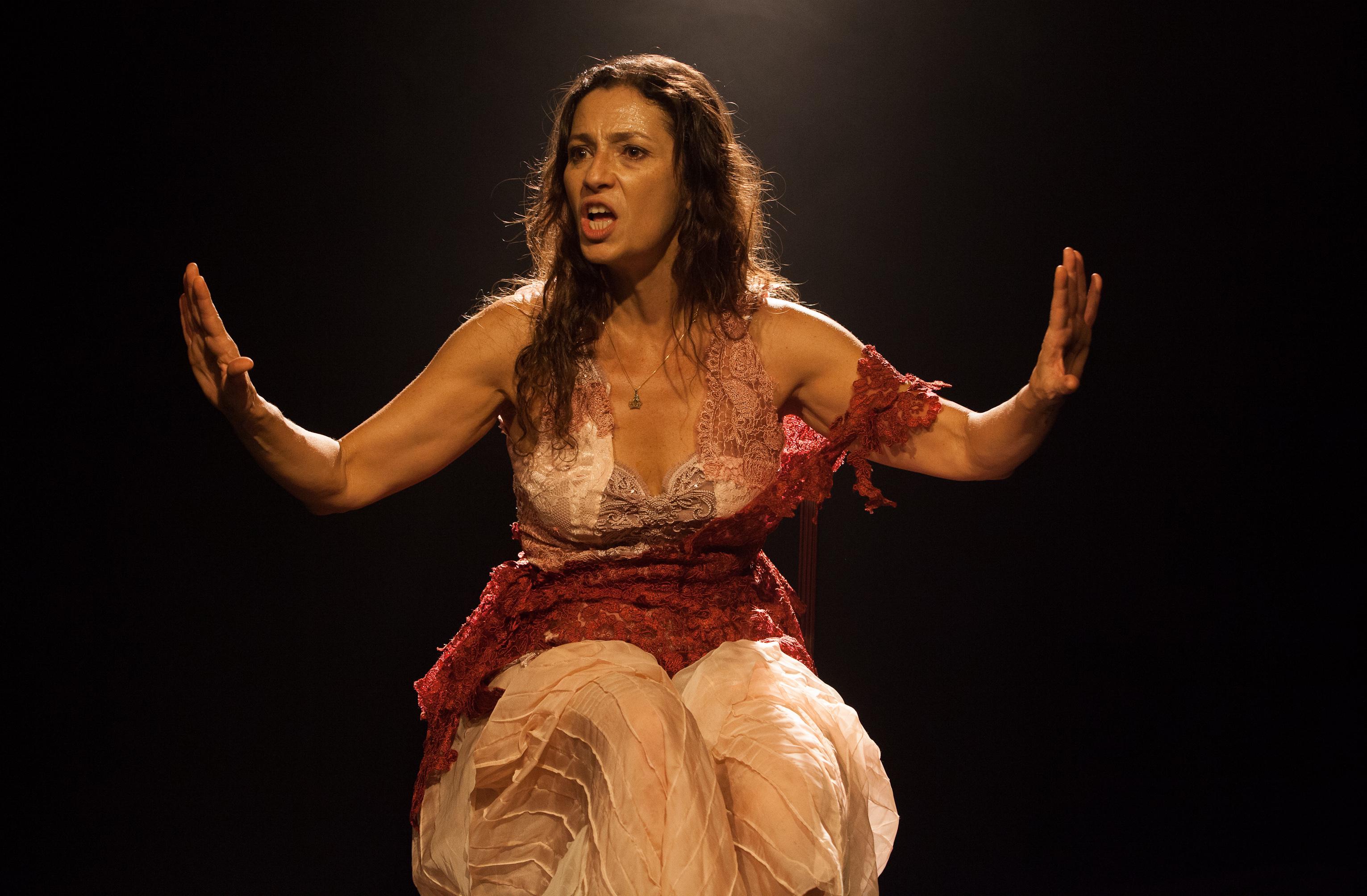 Cyria Coentro volta aos palcos com o monólogo Love