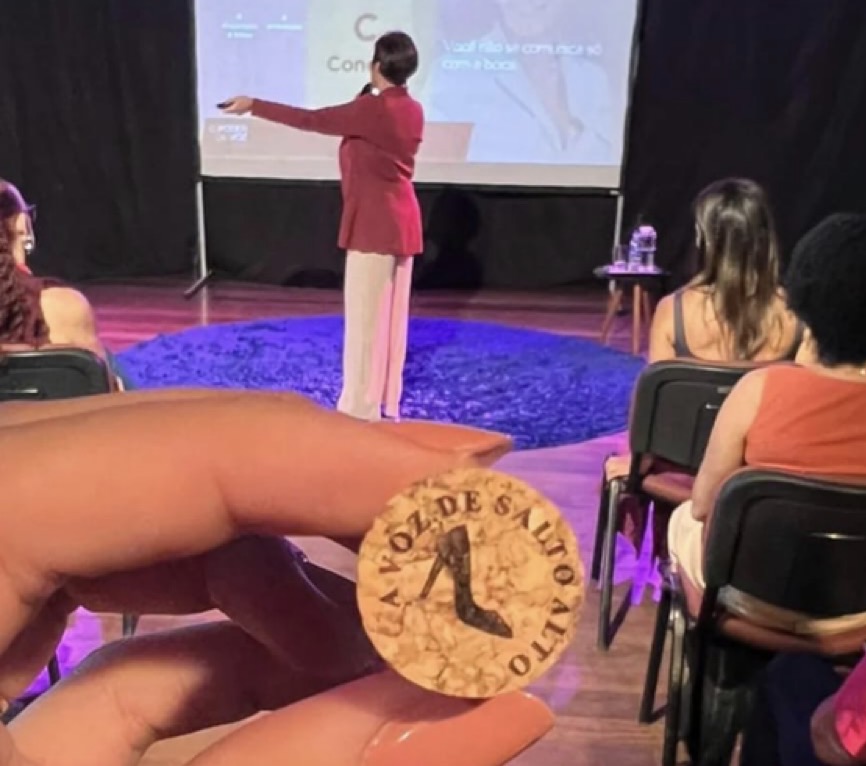 ​Feira de Santana recebe hoje a experiência “A Voz de Salto Alto” para encerrar temporada de maio