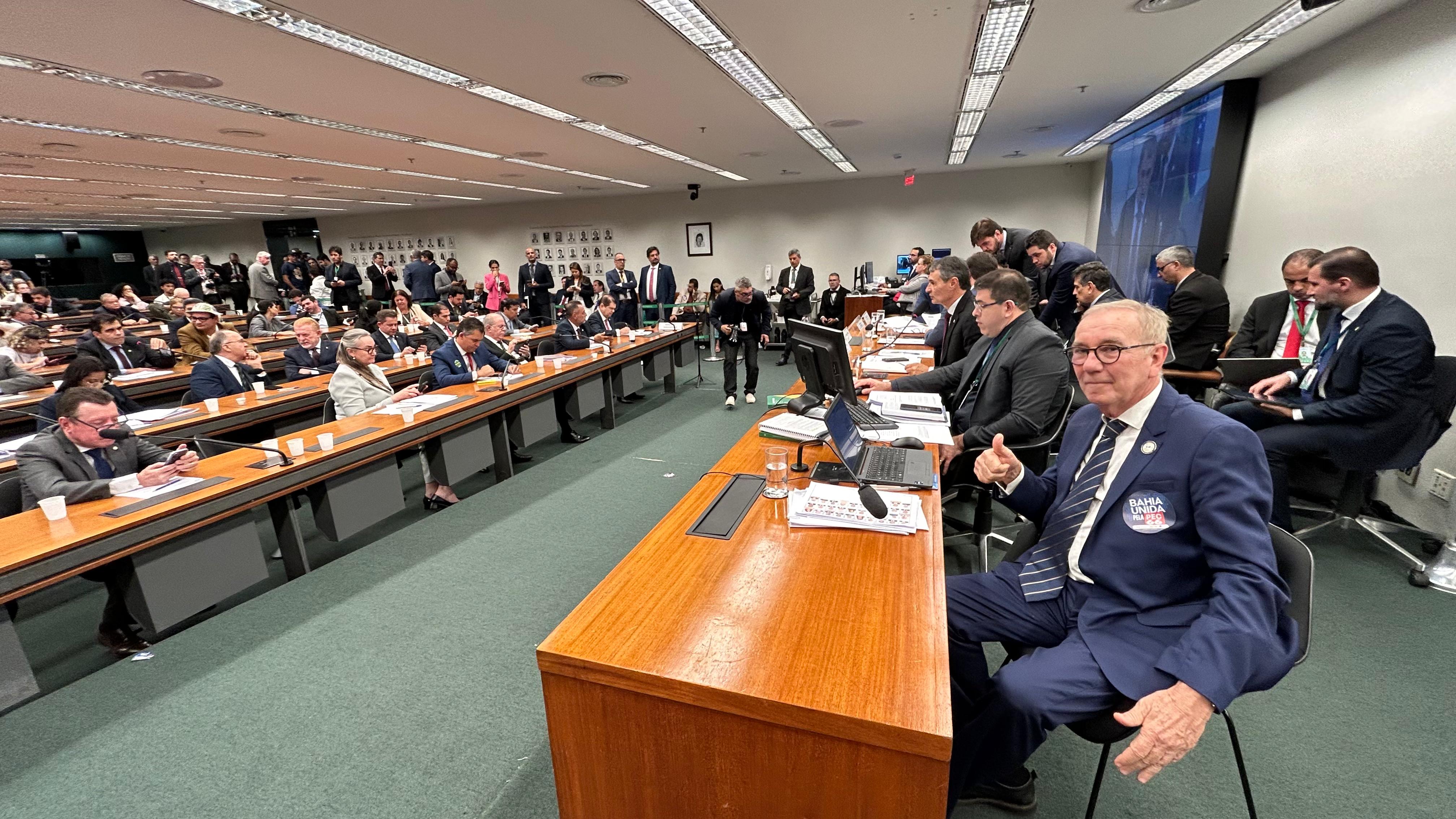 PEC 66 é aprovada na Câmara com mobilização de prefeitos baianos