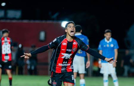 Gol de Renê garantiu o triunfo por 1 a 0 no Barradão e encerrou uma sequência de quatro derrotas