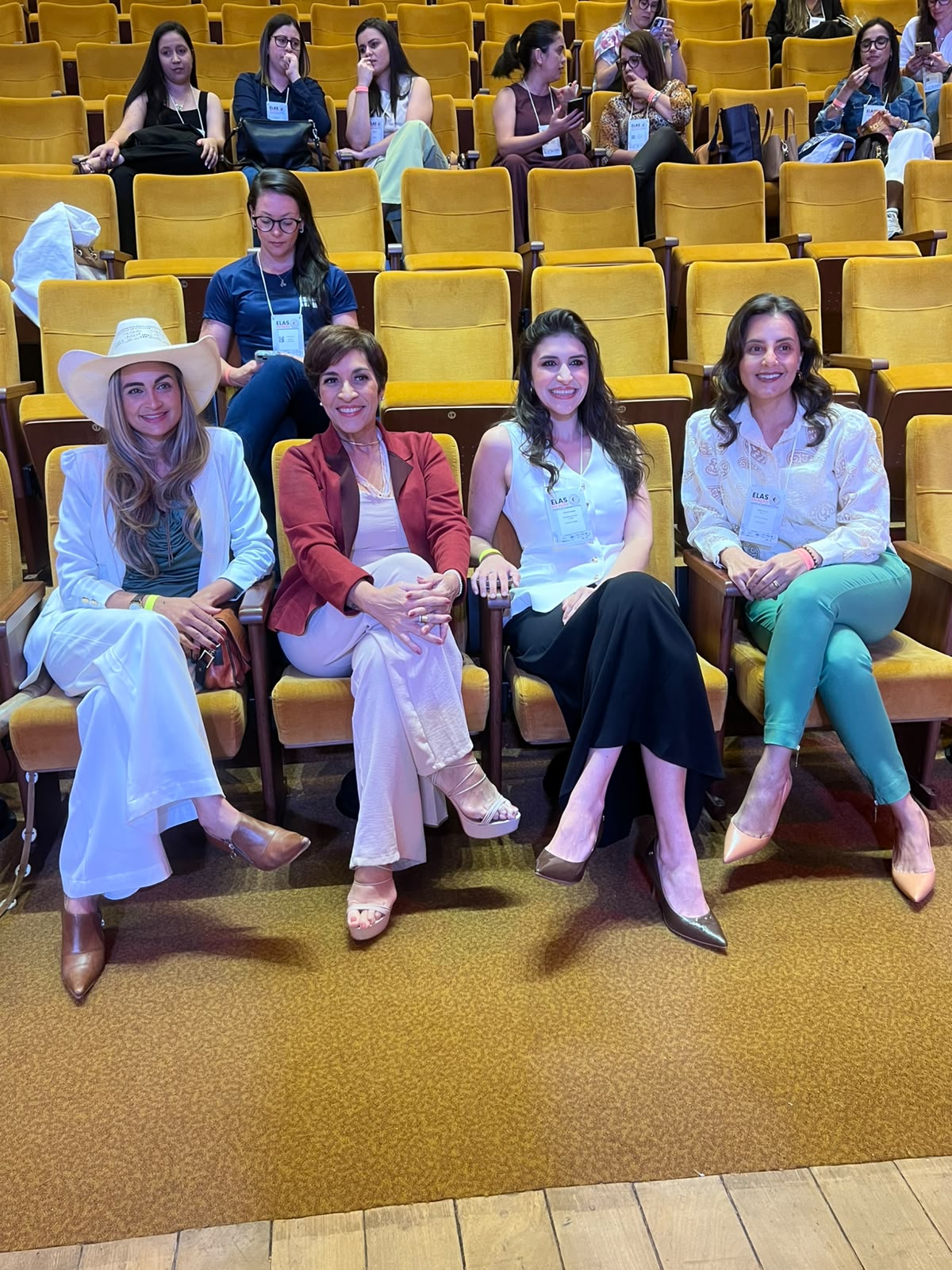 ​  Dina RACHID conduz painel e volta ao palco a pedidos no segundo dia do Elas em Ação