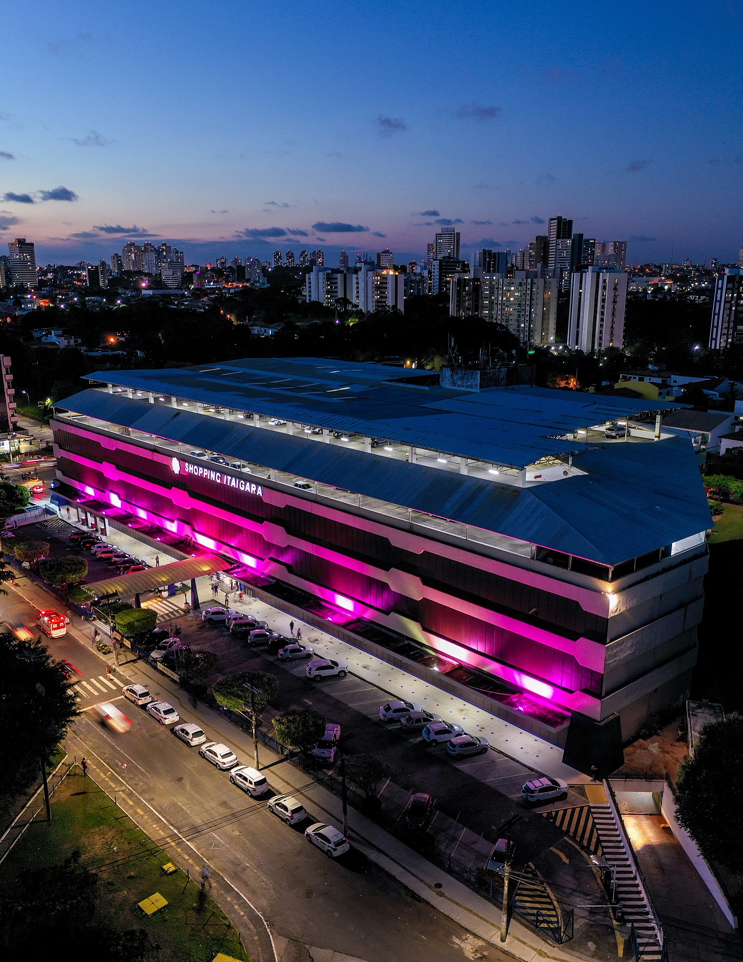 Shopping Itaigara se ilumina de rosa