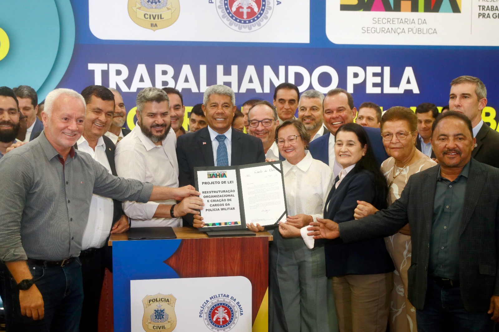 Governador assina projetos de lei de reestruturação da segurança pública