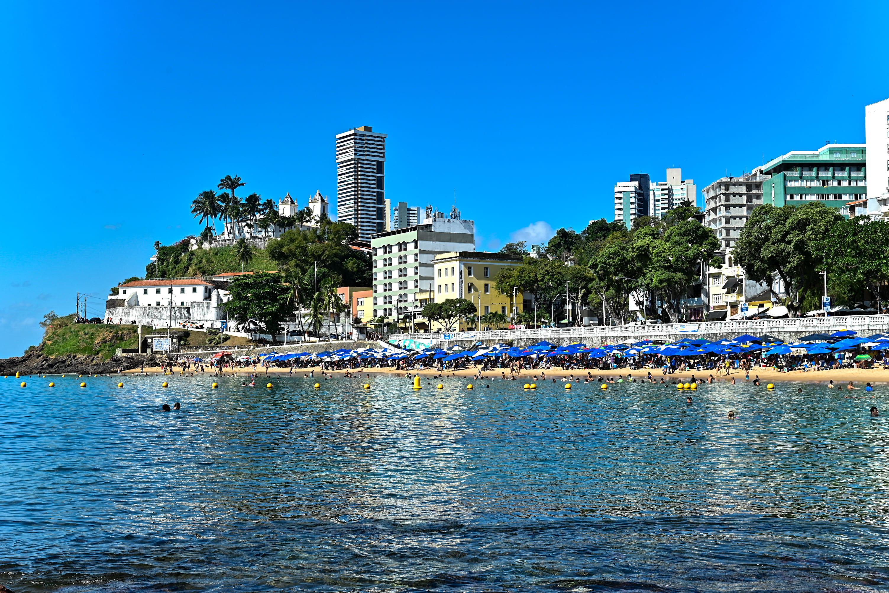 Defesa Civil monitora erosão costeira em quatro praias da Barra, em Salvador