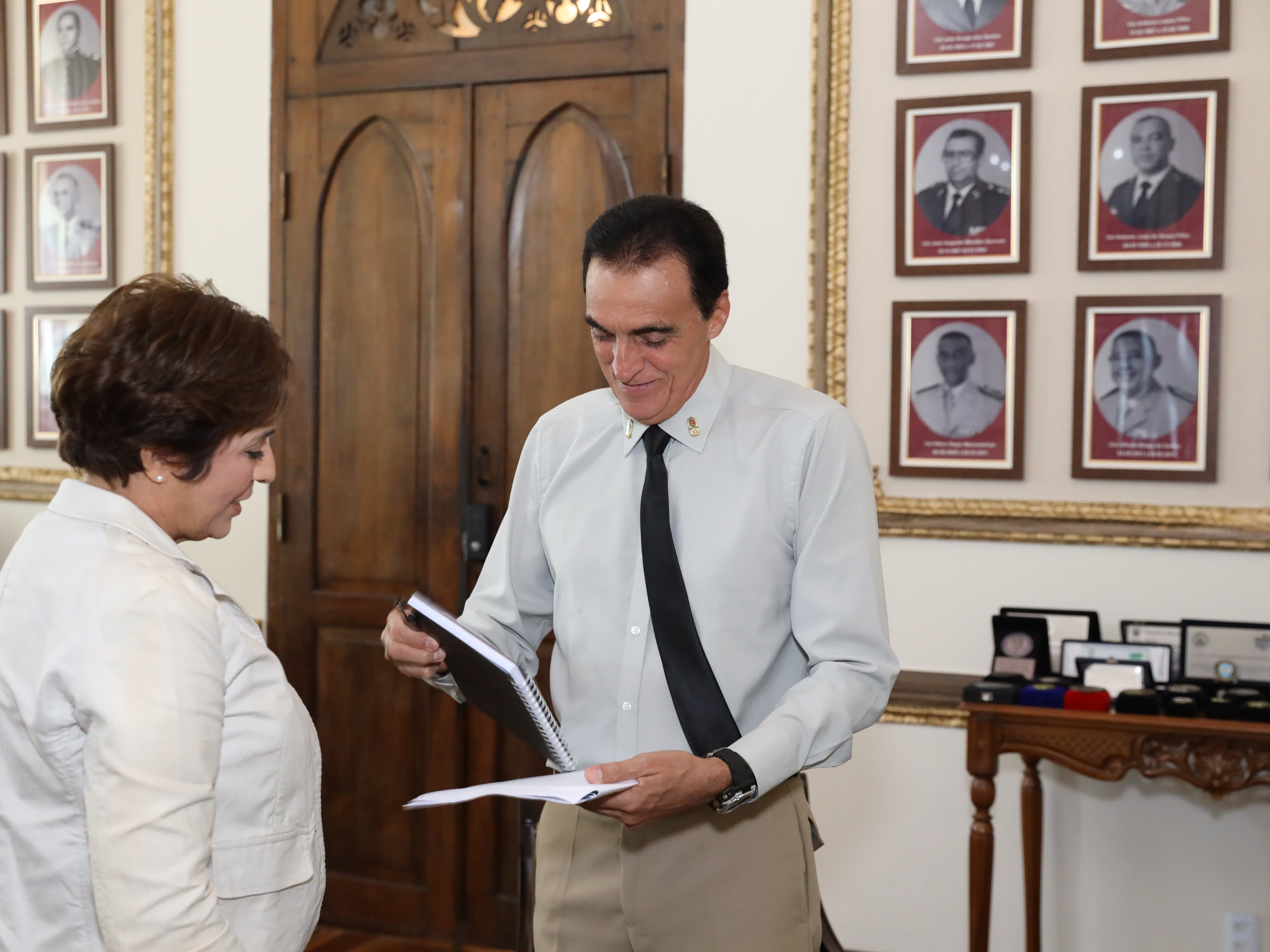 Dina Rachid visita comandante-geral da PM-BA
